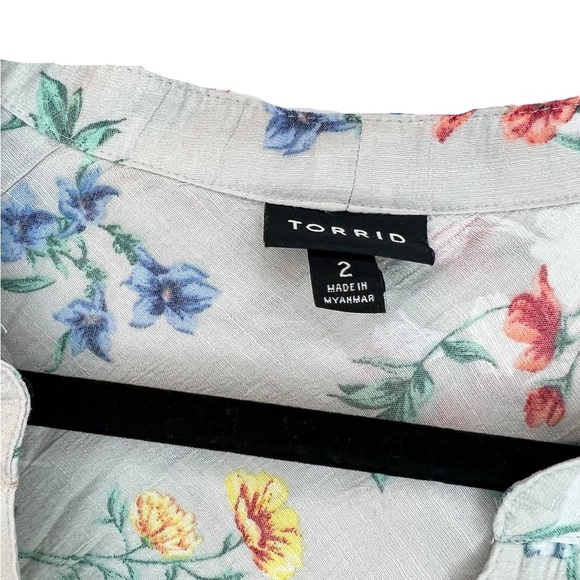 Torrid Lightweight Sleeveless Floral Top - Light Gray Size Torrid 2 (2x - 18/20) - Picture 2 of 4